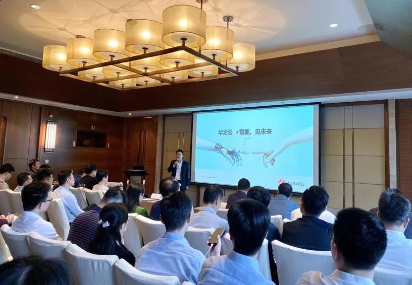 【行業聚焦】華為云蔣國文：+智能，見未來
